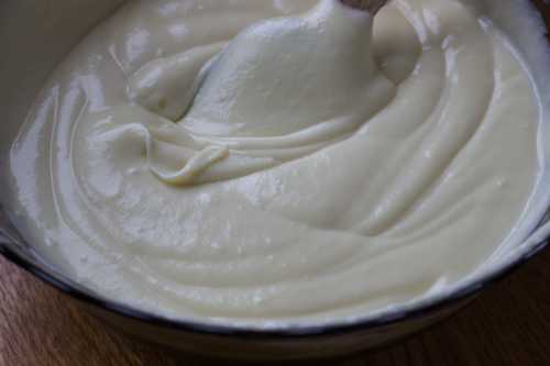 Рецепт приготовления творожного крема с добавлением масла, который я предлагаю, один из самых простых и популярных